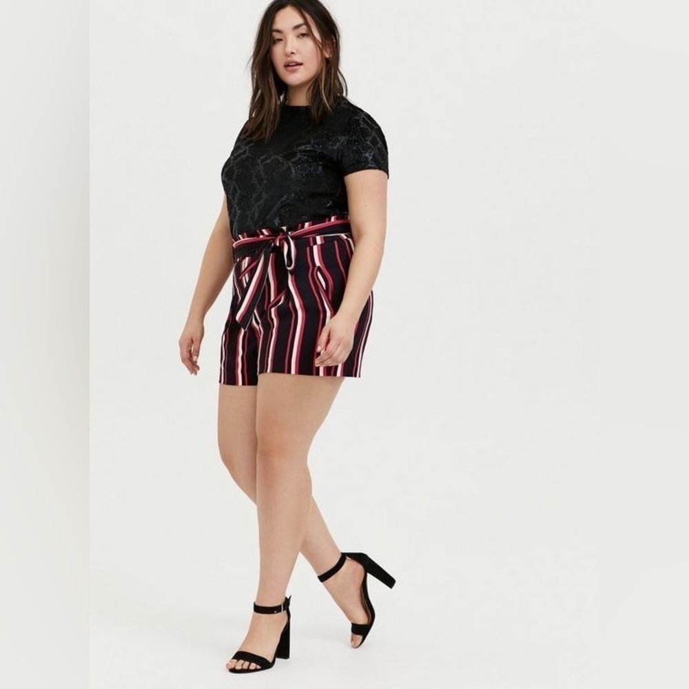 TORRID 5 Inch Stretch Crepe Mid-Rise Tie-Front Short Size 22